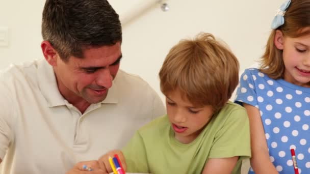 Lindos padres e hijos para colorear juntos — Vídeo de stock