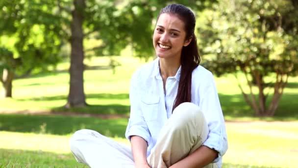 Pretty girl sitting in the park — Stock Video