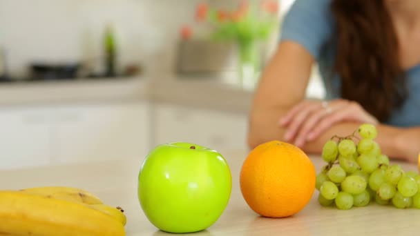Жінка дивиться на вибір фруктів і дає великі пальці до камери — стокове відео