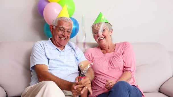 Seniorenpaar feiert Geburtstag auf der Couch — Stockvideo