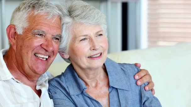 Pareja mayor sonriendo juntos — Vídeos de Stock