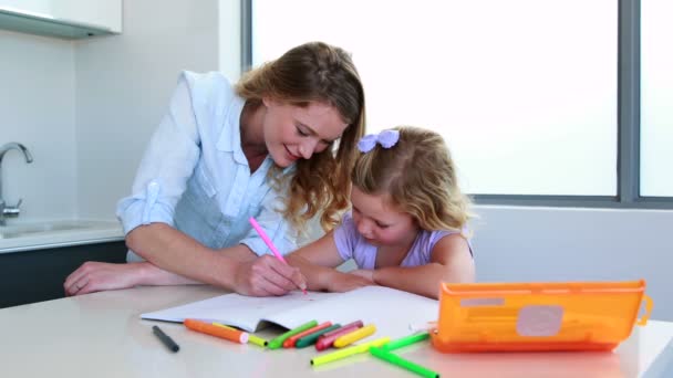 Mutter und Tochter zeichnen am Tisch — Stockvideo