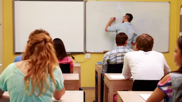 Professor escrevendo no quadro branco da classe — Vídeo de Stock