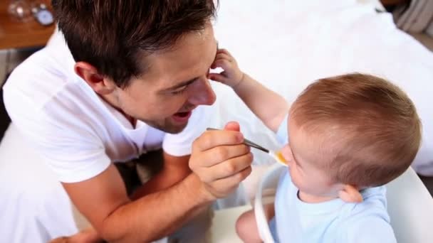 Père heureux nourrissant son fils bébé — Video