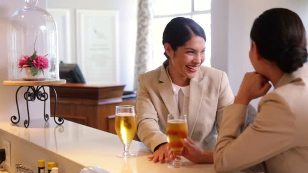 Empresarias tomando un vaso de cerveza después del trabajo — Vídeos de Stock