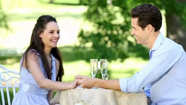 Romantik yemek birlikte dışarıda sahip çift — Stok video