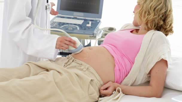 Ξανθιά έγκυος γυναίκα έχοντας μια σάρωση ηχόγραμμα — Αρχείο Βίντεο