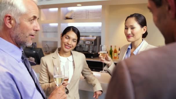 Partenaires commerciaux célébrant après le travail et buvant du vin — Video