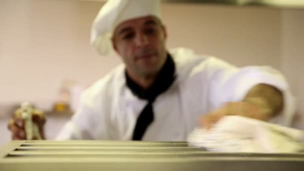 Chef bonito limpando o balcão — Vídeo de Stock