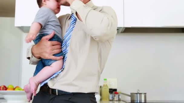 Otec drží dítě před prací a mluví na telefonu — Stock video