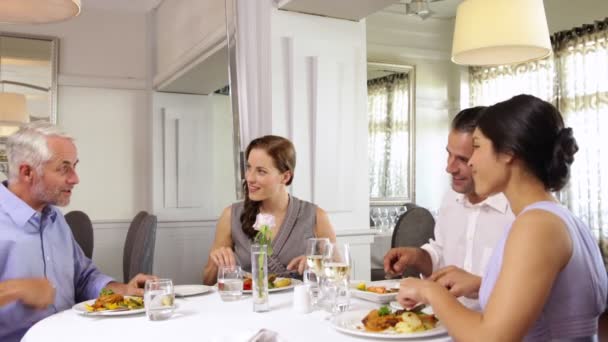 Официант обслуживает столик с друзьями — стоковое видео