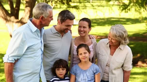 Šťastný rozšířená rodina mimo — Stock video