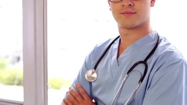 Хирург со скрещенными руками — стоковое видео