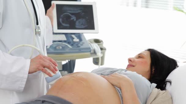 Bruneta těhotná žena s skenování sonogram — Stock video