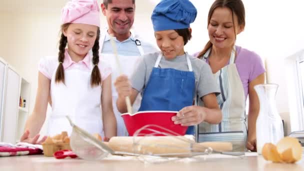 Aranyos család együtt sütés — Stock videók
