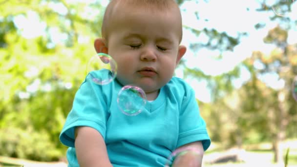 Söt baby sitter på gräset — Stockvideo