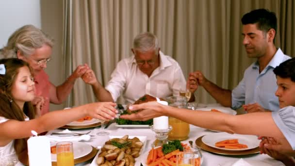 Uitgebreide familie zeggen genade voor het diner — Stockvideo