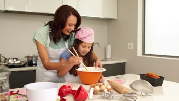 Mère montrant à sa fille comment cuisiner — Video