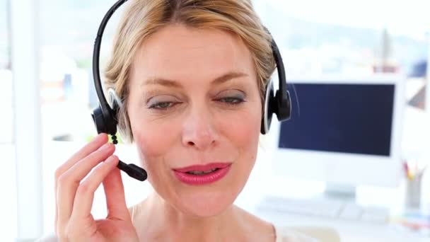 Gelukkig call center agent op een oproep — Stockvideo