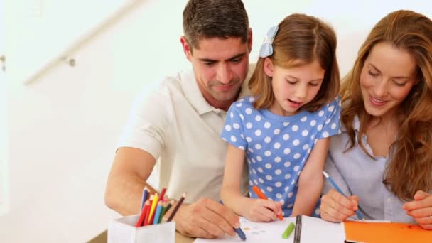 Parents mignons et la coloration de la fille ensemble — Video