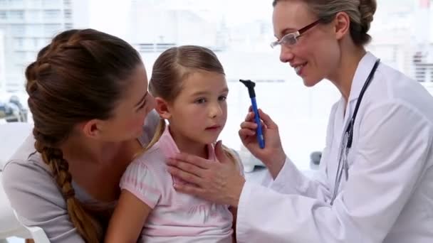 Doctor checking little girls ears — Stock Video