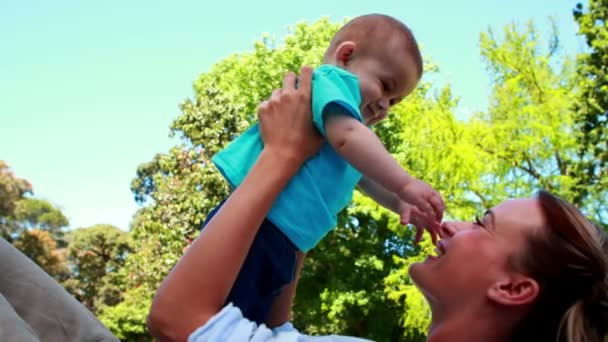 Madre jugando con su lindo hijo bebé — Vídeo de stock