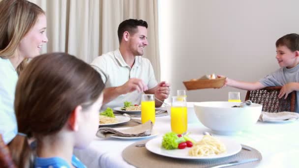 Молода родина за обіднім столом — стокове відео