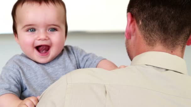 Padre sosteniendo a su niño feliz antes del trabajo — Vídeos de Stock