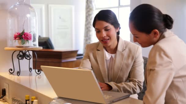 Businesswomen usando el ordenador portátil juntos — Vídeos de Stock