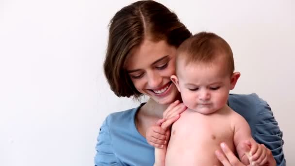 Bonita mãe segurando bebê menino — Vídeo de Stock