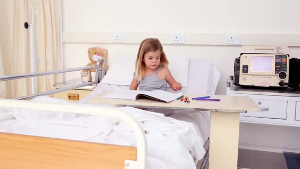 Hastane yatağı boyama içinde oturan küçük kız — Stok video
