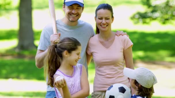 Sportiga familjen i parken — Stockvideo