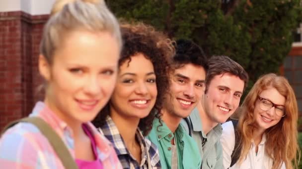 Heureux étudiants assis dans une rangée — Video