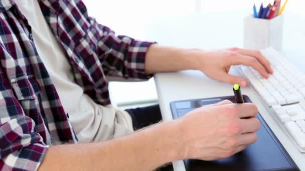 Γραφίστας χρησιμοποιώντας ψηφιοποίησης στο γραφείο του — Αρχείο Βίντεο