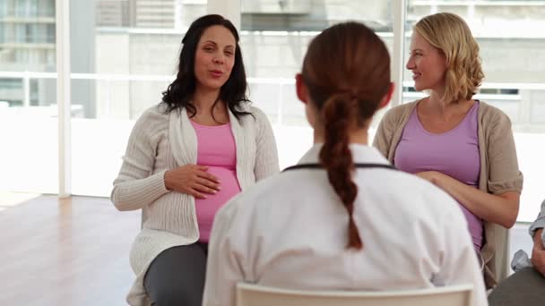 Беременные женщины разговаривают друг с другом на уроке анатомии — стоковое видео