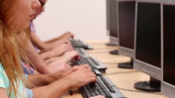 Studenten arbeiten im Computerraum mit Dozent — Stockvideo