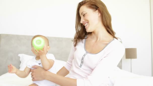Mãe alimentando seu bebê menina sua garrafa — Vídeo de Stock