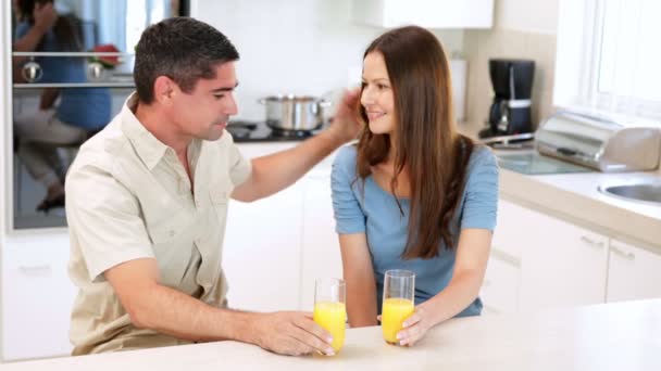 Casal beber suco de laranja e conversar — Vídeo de Stock