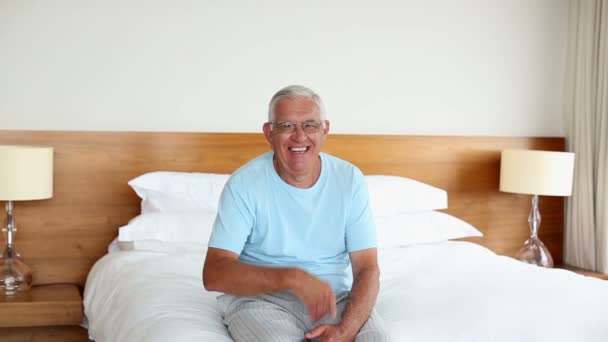 Seniorchef sitzt morgens im Bett — Stockvideo