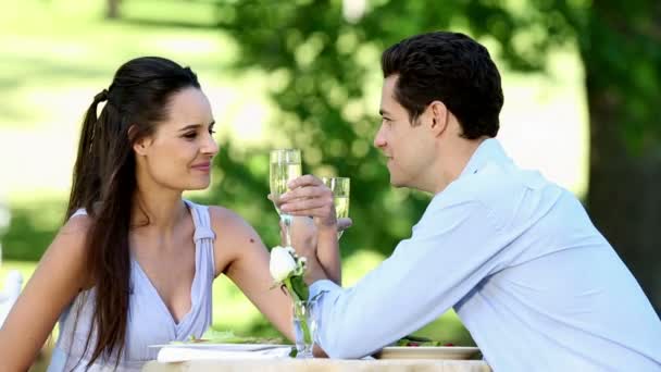 Paar beim gemeinsamen romantischen Essen im Freien — Stockvideo