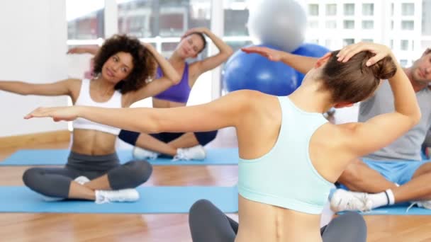 Clase de fitness sentados juntos y estirándose — Vídeos de Stock