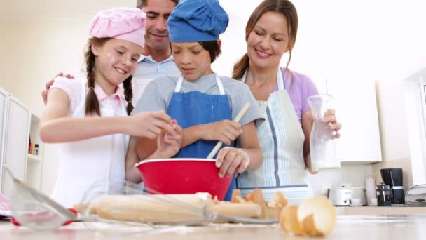 Mutlu bir aile birlikte pişirme — Stok video