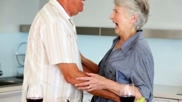 Seniorpaar tanzt zusammen und kocht einen Salat — Stockvideo