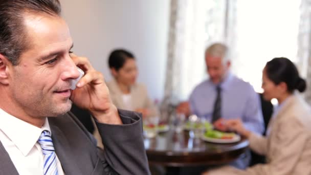 Biznesmen rozmowy na telefon na lunch biznesowy — Wideo stockowe