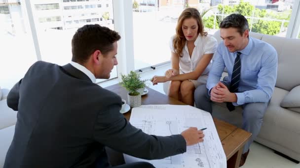 Casal conversando com seu arquiteto — Vídeo de Stock