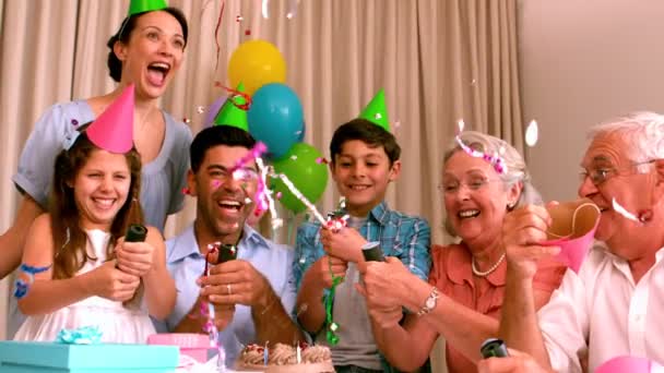 Família estendida comemorando aniversário juntos no sofá — Vídeo de Stock