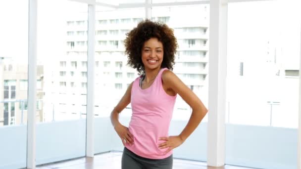 Vacker instruktör gör zumba i fitnesstudio — Stockvideo