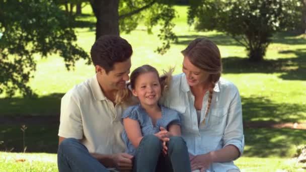 Família relaxando no parque juntos — Vídeo de Stock