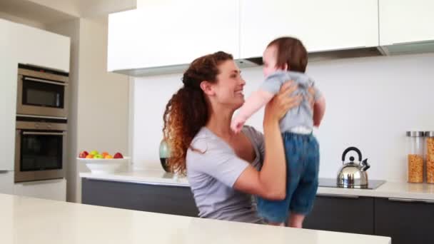 Mère jouant avec bébé garçon — Video