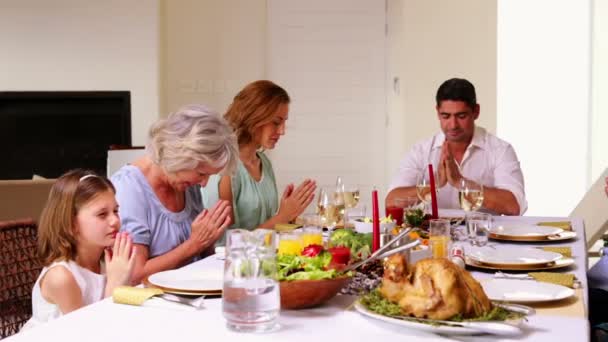 Amplia familia diciendo gracia antes de la cena de Navidad — Vídeo de stock